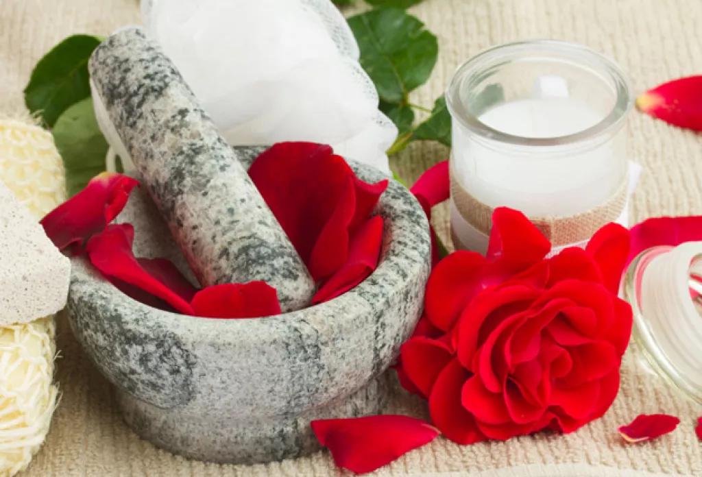8 Brilliant Uses Of Rose Petals To Get Naturally