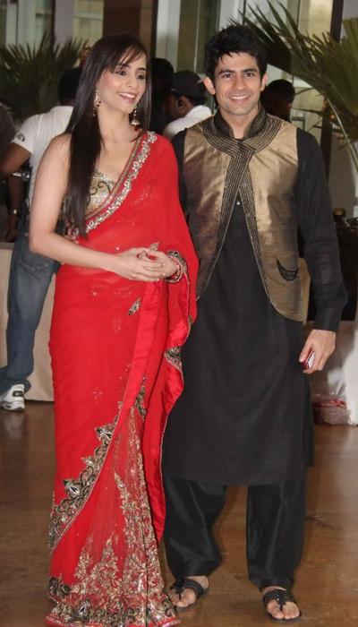 Hussain with his wife Tina at Riteish-Genelia wedding