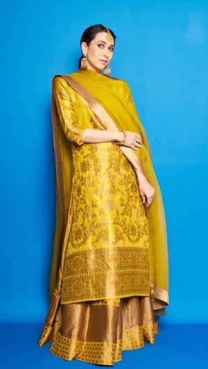 Trendy 'Kurtas' From Karisma Kapoor’s Wardrobe 