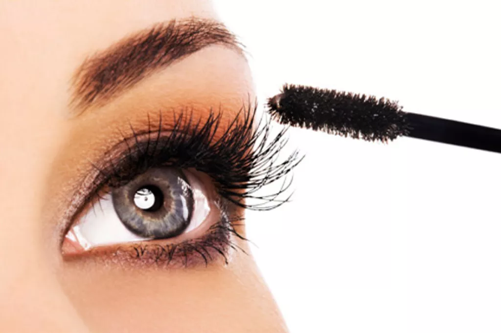 Beauty and Makeup Tips For The Brides Who Wear Contact Lenses