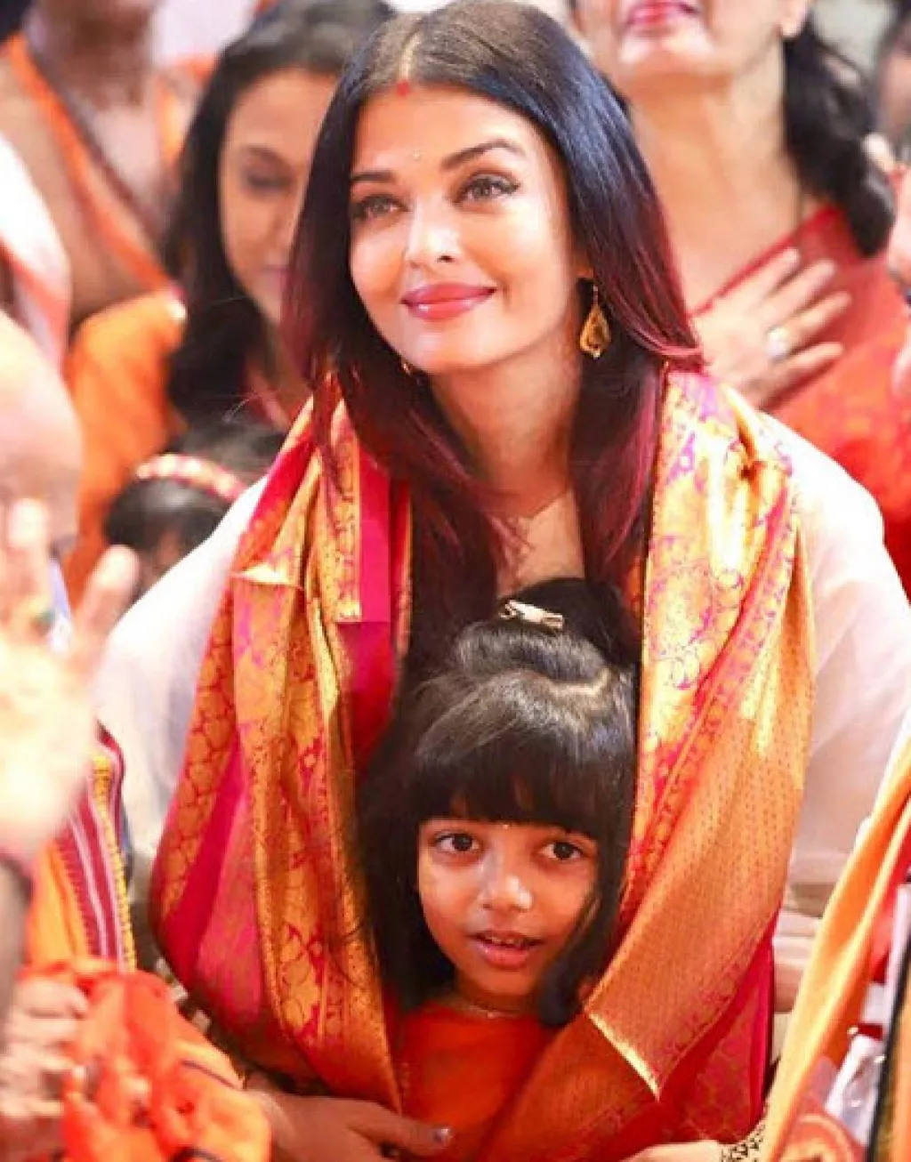 Aishwarya Rai Bachchan And Aaradhya Look Divine In Their Spiritual Best