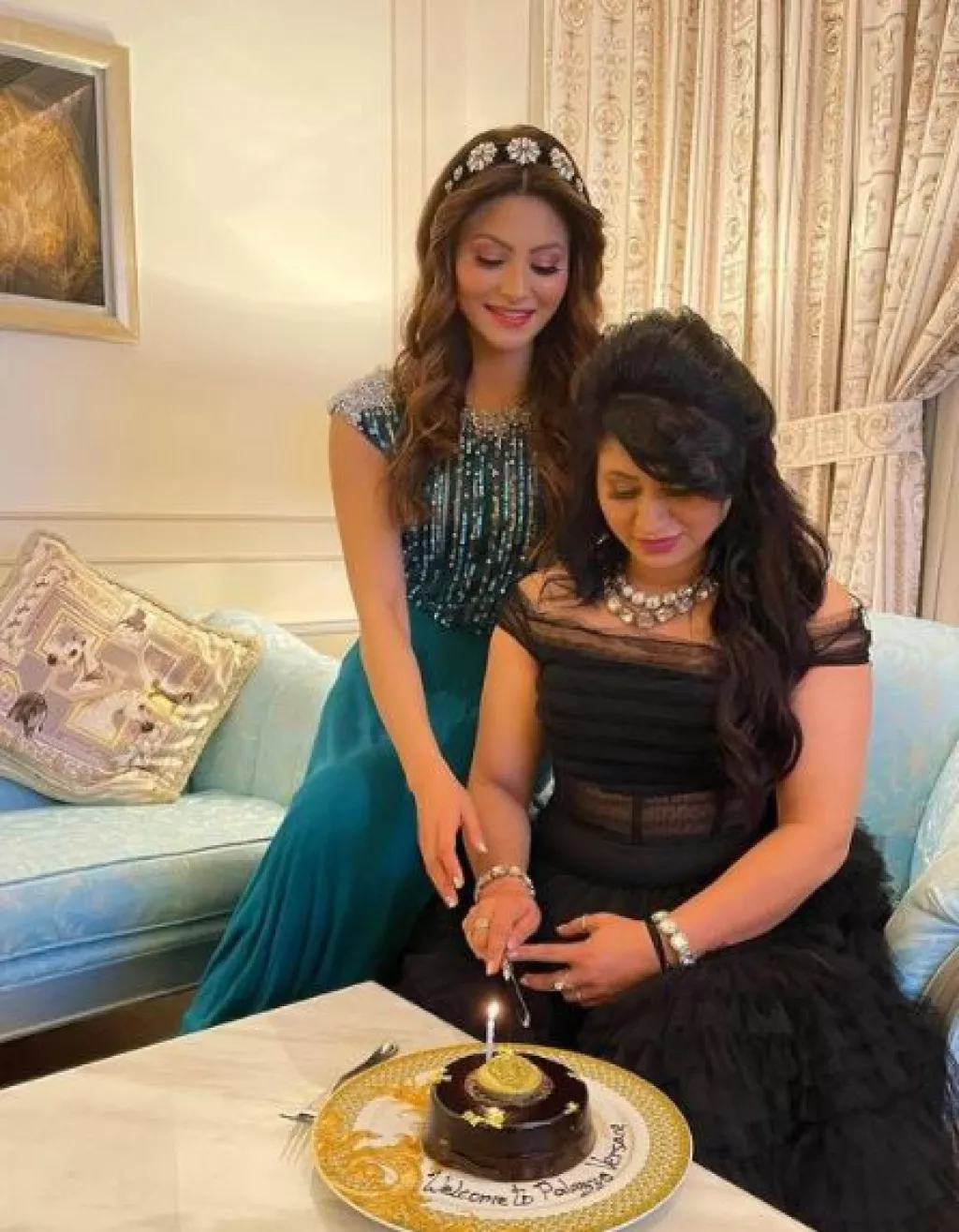 Urvashi Rautela Surprises 'Momsy', Meera With A 'Real Gold' Plated Cake ...
