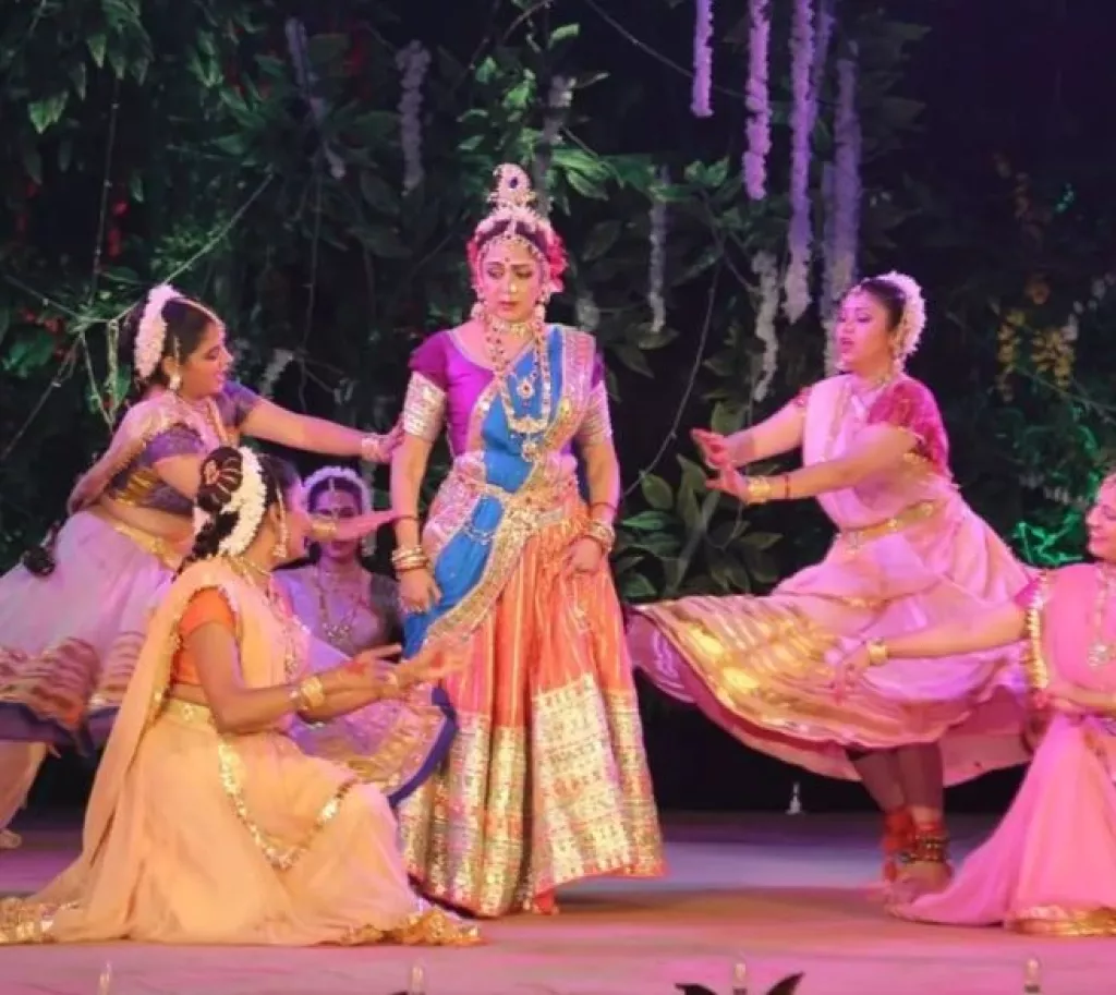 Hema Malini Grabs Eyeballs With Her Stunning 'Radha Ras Bhari' Dance On ...