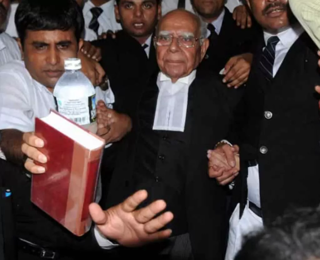 When Famous Criminal Lawyer, Ram Jethmalani Kissed Kishore Kumar's
