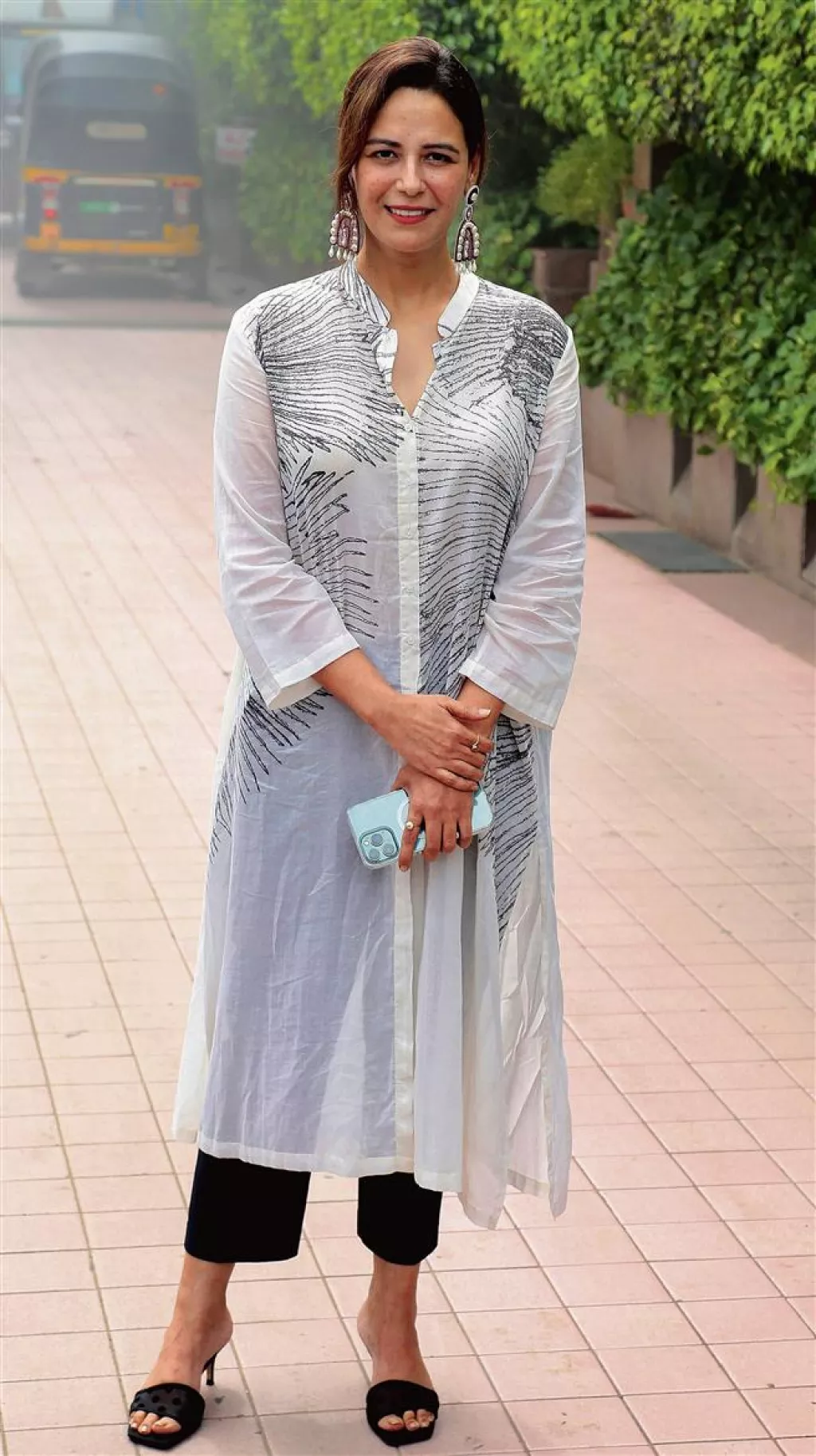 Mona Singh Drops First Picture Of Shah Rukh Khan From His 58th B'Day ...