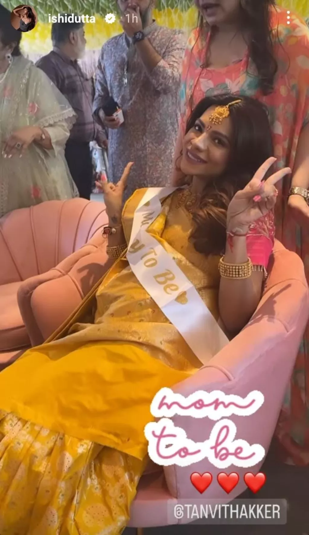 MomToBe, Tanvi Thakker Stuns In A YellowHued Banarasi Saree With