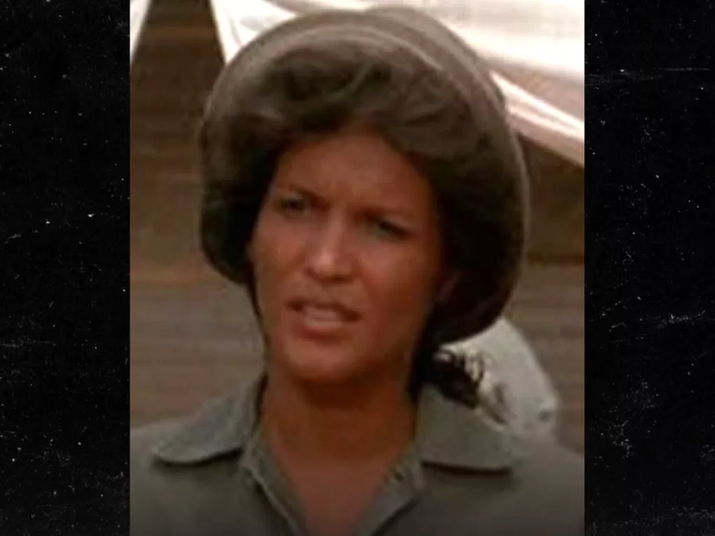 Gwen Farrell, ‘M*A*S*H’ Actress and Trailblazing Boxing Referee, Dies at 93 — image 6