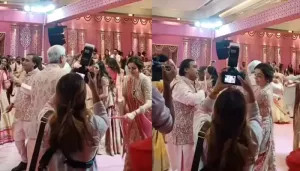 Nita Ambani Gracefully Plays 'Dandiya' With Husband, Mukesh Ambani And 'Samdhi', Viren Merchant