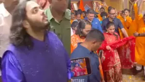 Anant Ambani Bows To Lalbaugcha Raja's Feet And Offers His Prayers As He Seeks His 'Darshan'