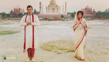 Foreigner Couple Celebrates Anniversary With An Indian-Style Wedding Shoot In Front Of The Taj Mahal