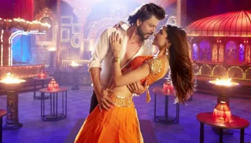 5 Subtle Steps To Make Him Fall In Love With Just One Look