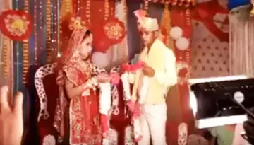 This Couple's Varmala Fight Video Is Going Viral And To Know Who Won, Check This Out