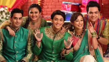 20 Minimal Mehendi Designs For Grooms To Surprise Their Beautiful Brides