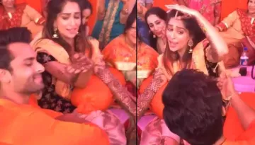 Shoaib And Dipika's Romantic Dance On 'Sajan Ji Ghar Aaye' On Their 'Mehendi' [WATCH VIDEO]