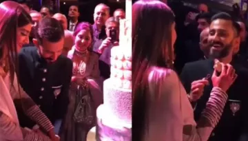 Newly-Weds Sonam Kapoor Ahuja And Anand Ahuja Cut Their Giant Reception Cake (LIVE)