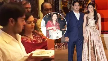 Nita Ambani Offers The Formal Engagement Card Of Akash Ambani And Shloka Mehta At Siddhivinayak