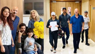 Rakesh Roshan Gets Discharged After First Surgery, Hritihk Roshan And Pinkie Roshan Pose Happily