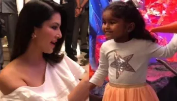 Sunny Leone Turns Paparazzi As She Clicks Her Daughter, Nisha's Cute Moment At 'Frozen 2' Premiere
