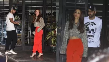 Arjun Kapoor And Malaika Arora Spotted On A Dinner Date, For The First Time Didn't Shy Away To Pose