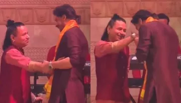 SRK Hugs Kailash Kher, Kisses His Hand At Ambani's Puja, Days After 'Bade Log Choti Harkat' Comment