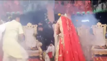 Priest Schools Groom's Friends For Making Fun Of Wedding Rituals, Impressed Netizen Says 'Sahi Kiya'