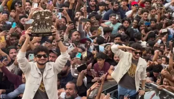 Munawar Faruqui Gets A Grand Welcome At Dongri, One Of His Fans Burst Crackers Worth INR 5 Lakh