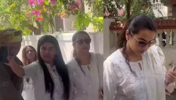 Vidya Balan Keeps Her Calm After A Fan Continues To Urge Her For Selfies At Pankaj Udhas' Last Rites