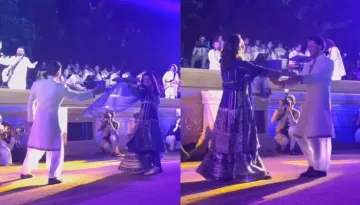 Shah Rukh Khan And Wife, Gauri Khan, Shared A Romantic Dance As Udit Narayan Sang 'Main Yahaan Hoon'