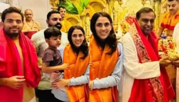Akash Ambani, Shloka Mehta And Mukesh Ambani Visit Siddhivinayak Ahead Of Mumbai Indian's Match