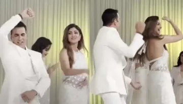 Akshay Kumar And Shilpa Shetty Set Stage Ablaze With 'Chura Ke Dil Mera' Dance Steps, Fans Go Crazy