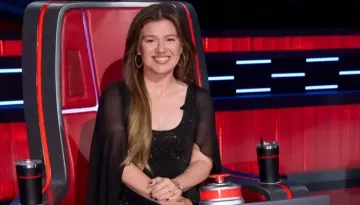 Kelly Clarkson Returns To Stage Amid Conflict With Brooklyn Store Over USD 15,000 Mechanical Bird