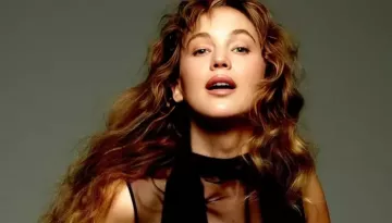 Jennifer Lawrence Poses Almost Topless After Undergoing Breast Surgery, Fans Say 'Ruined Her Face'