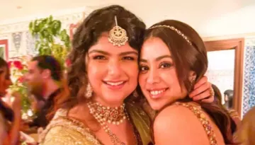 Anshula Kapoor's Mehendi Ceremony, Step Sister Janhvi Steals The Limelight In A Golden Hued Attire