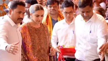 Pregnant Deepika Padukone Seeks Ganpati Bappa's Darshan, Shows Off Baby Bump In 'Farshi Salwar'