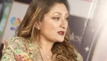'Mera Ghar Toot Raha Hai' Sunita Ahuja Gets Emotional At Dakshineswar Kali Amid Marital Issues