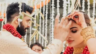  Mouni Roy Has Not Deleted Wedding Pictures With Suraj Nambiar After Their Separation   