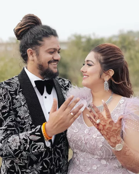 Photo Rguvanci Raj Hd 'Bhajan' Singer, Hansraj Raghuwanshi Gets Engaged To Komal Saklani ...