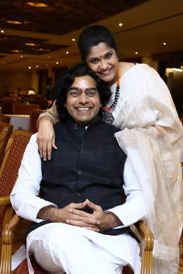 Renuka Shahane Shares An Unseen Wedding Picture With Hubby