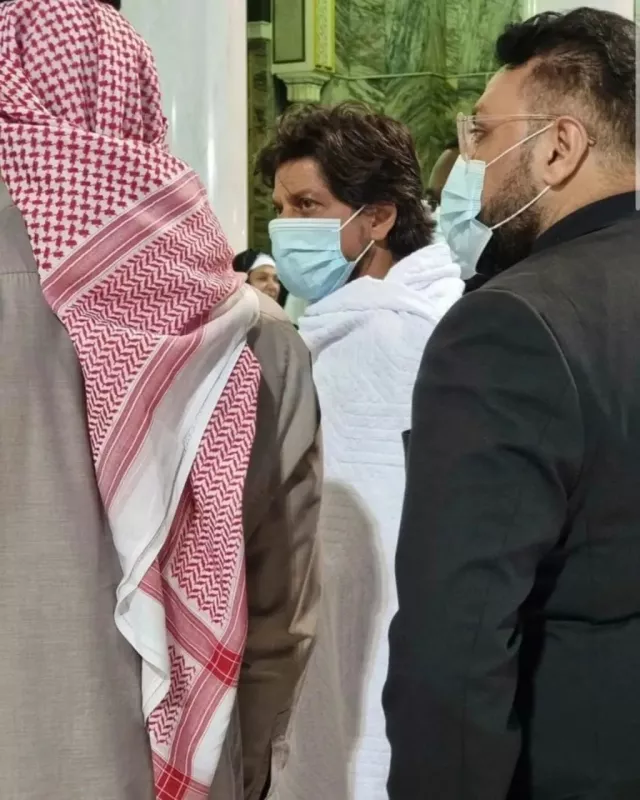 Shah Rukh Khan Seeks The Blessing Of Almighty As He Performs Umrah At ...