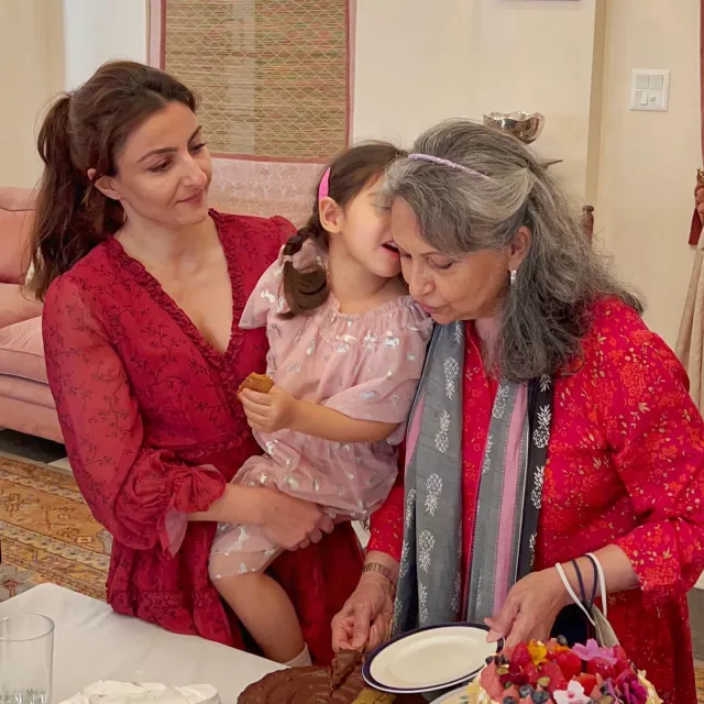 Soha Ali Khan's Baby, Inaaya Plays Carrom With 'Badi Amma', Sharmila ...