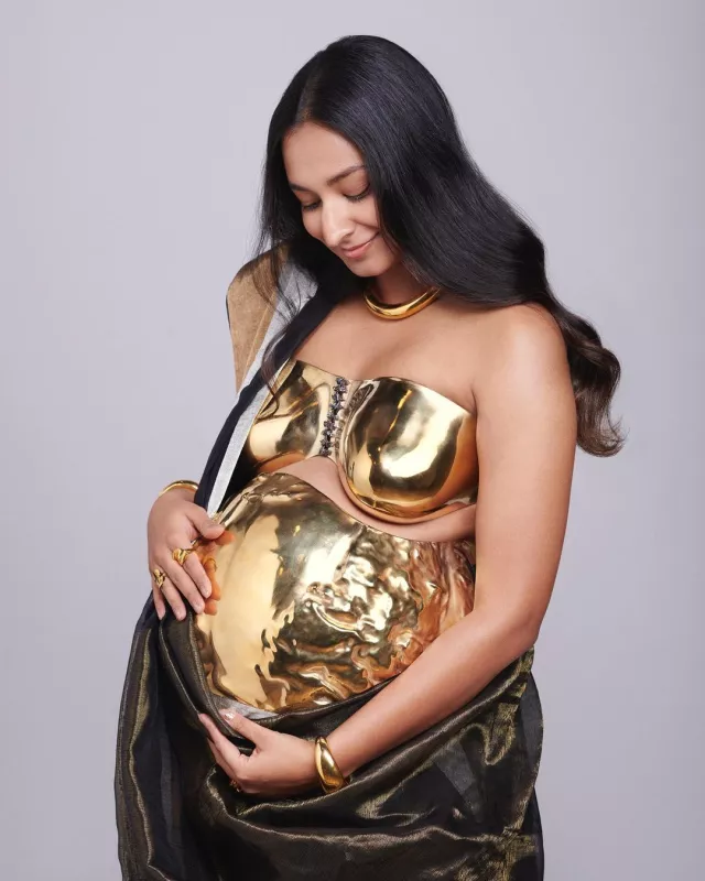 Pregnant Jewellery Designer, Suhani Flaunted Baby Bump In 24K Real Gold