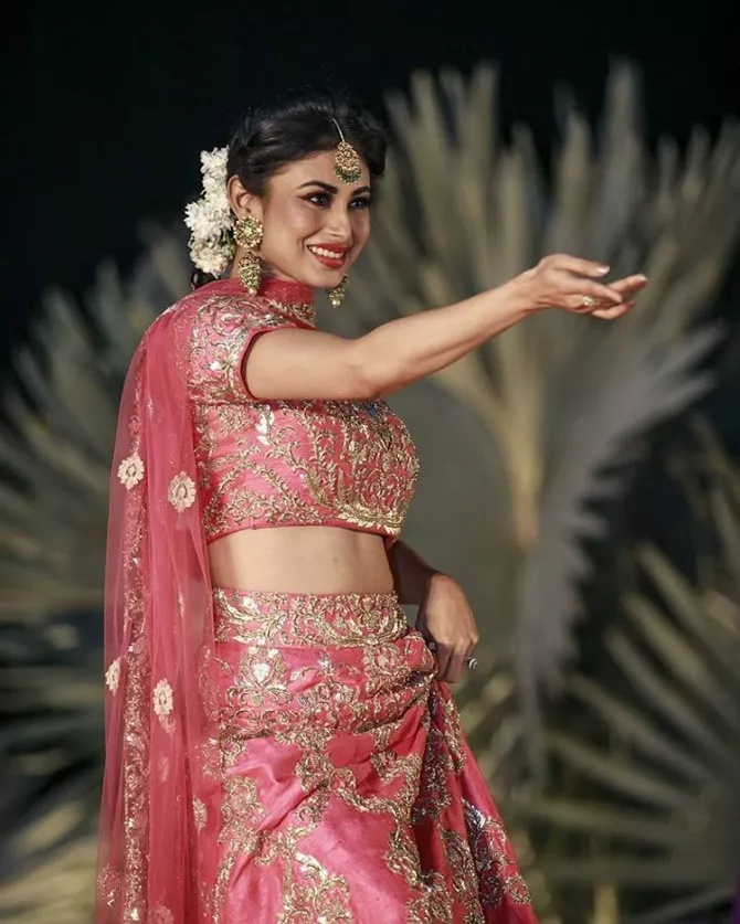 Mouni Roy Elegant Dance At Aashka Goradia Wedding