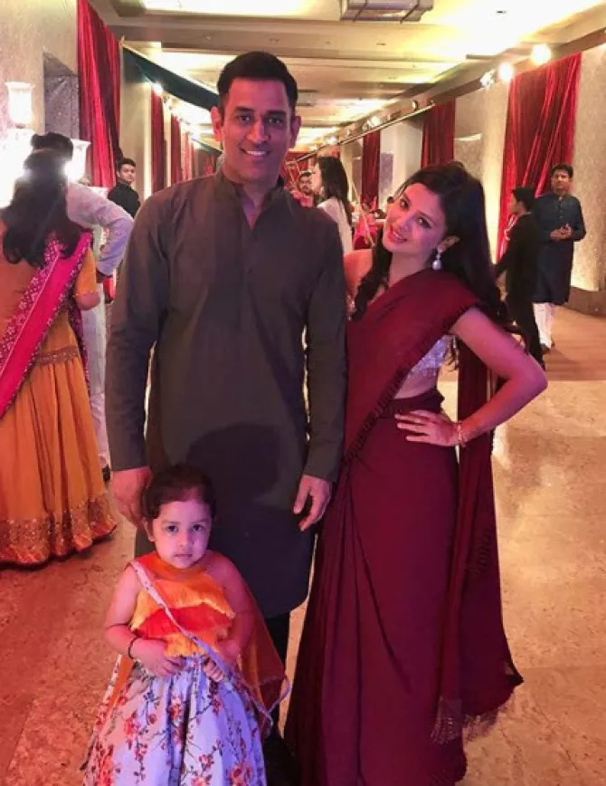 Sakshi Singh Dhoni With Hubby Mahendra Singh Dhoni And Daughter Ziva 