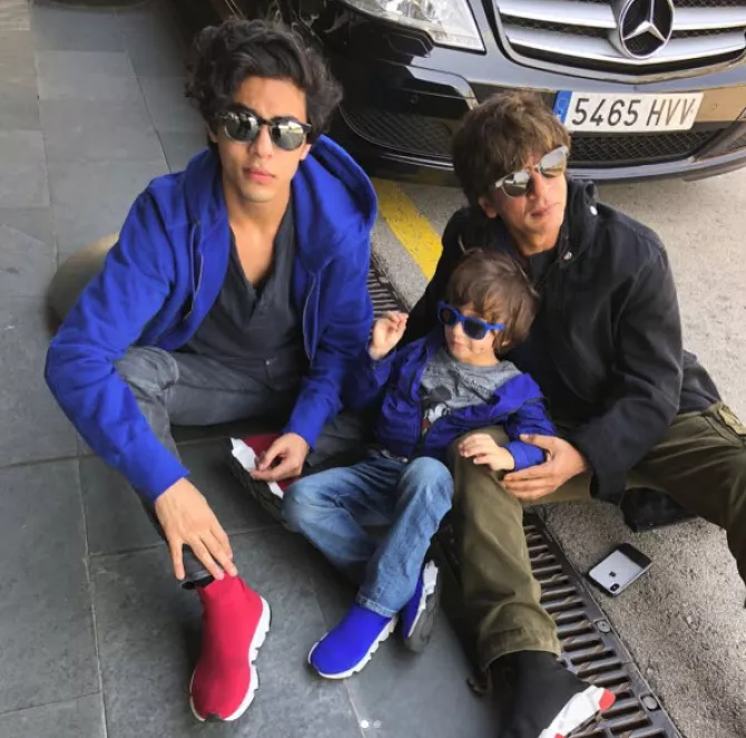 Shah rukh khan on vacation with family in spain