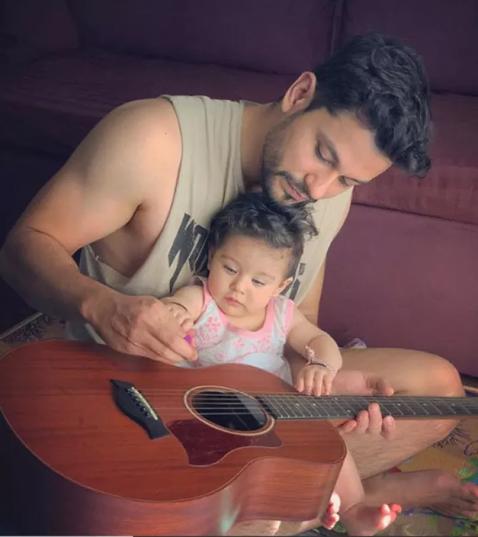 Lovely pictures of inaaya naumi kemmu with dad kunal kemmu