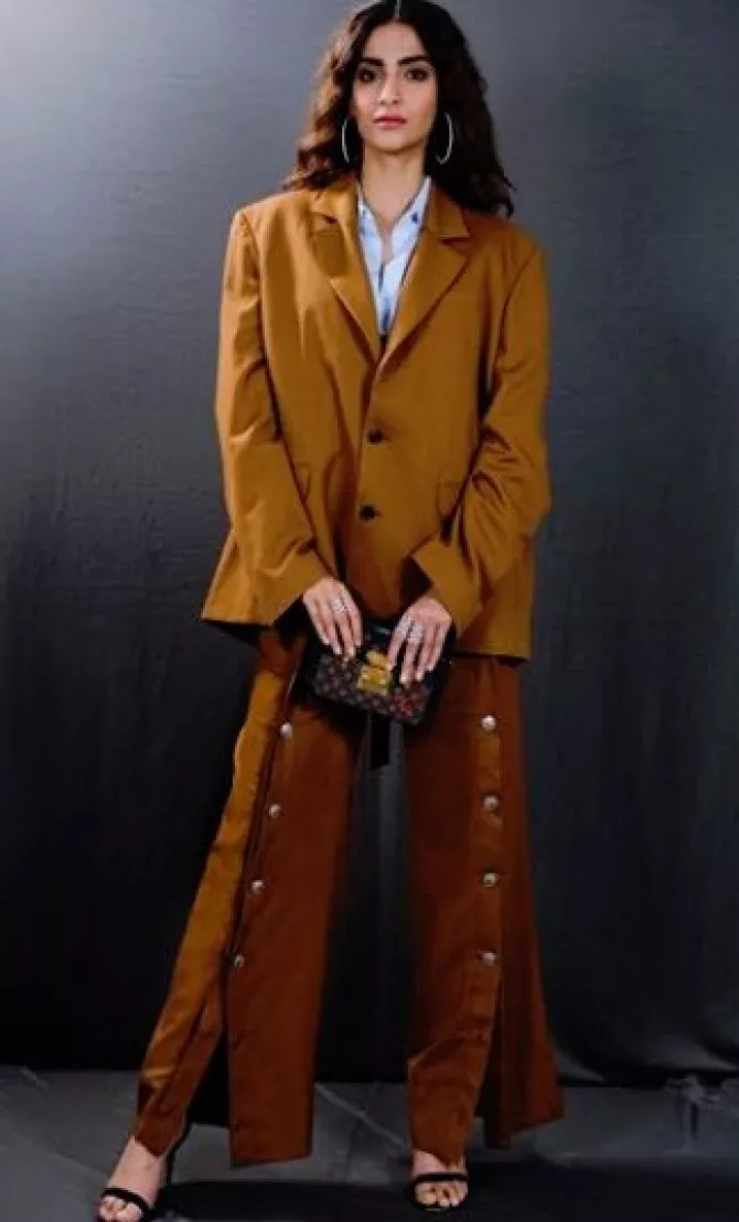 Anand s Ahuja and arjun Kapoor troll sonam Kapoor for wearing oversized clothes