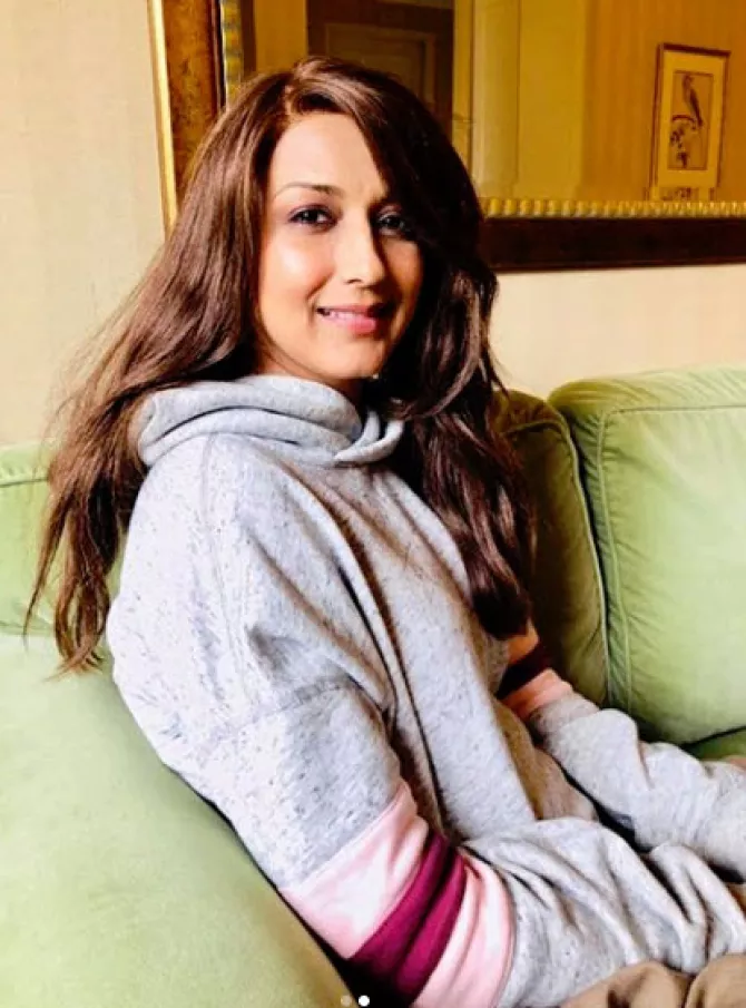 Sonali bendre shares her new look as she is fighting cancer looks even more beautiful