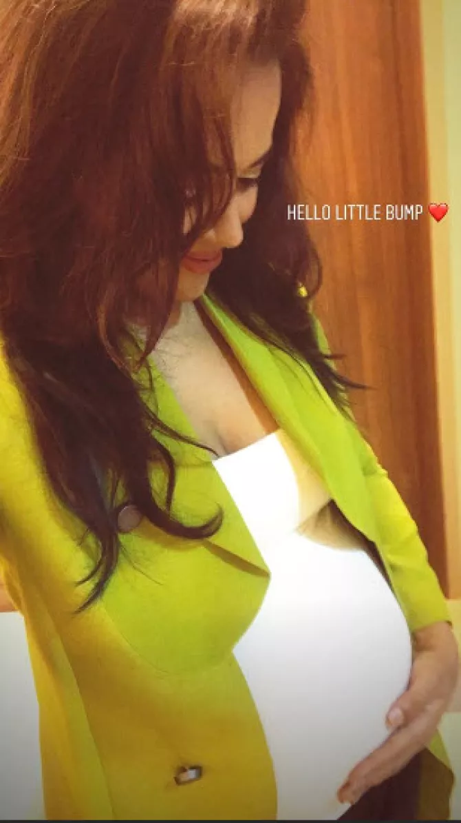 sameera reddy baby bump