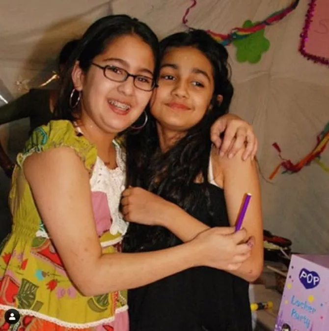 Unseen Throwback Picture of a âââ¬ÃÅNerdyâââ‰â¢ Sara Ali Khan Wearing Glasses and Braces