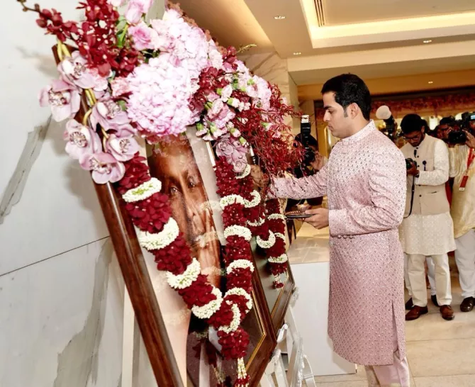 Akash Ambani seeking blessings of Dhirubhai Ambani